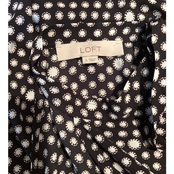 Women's Ann Taylor LOFT Sleeveless, Tie Neck Black Top, Size Sm., EUC - Picture 3 of 4